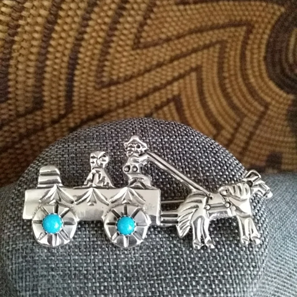Adorable Native American Sterling & Turquoise Wagon Pin - Picture 1 of 5